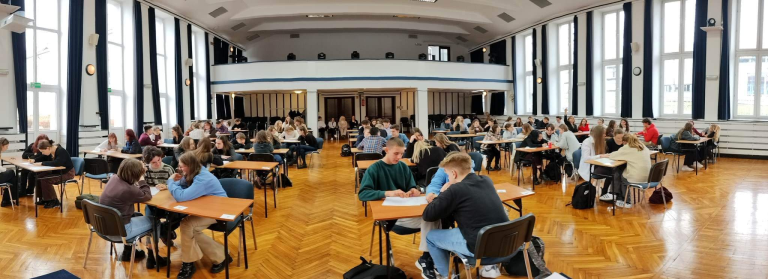 Znawczynie świata starożytnego z 1d w finale XIV Wojewódzkiego Konkursu Wiedzy o Kulturze Antycznej.