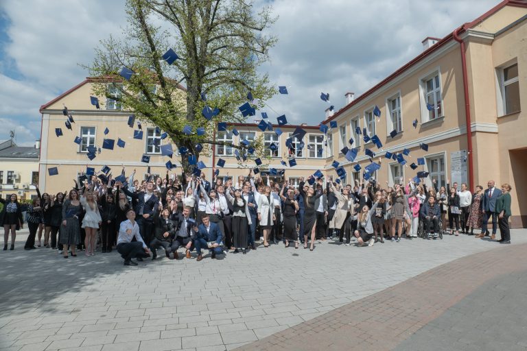 Kwitną kasztany…. Pachnie maturą!