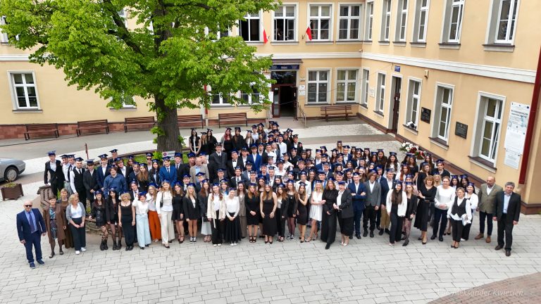 „Szczęśliwej drogi, już czas…” Pożegnanie maturzystów 2024
