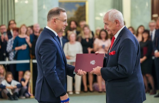 Prof. Marek Rudnicki – absolwent I Liceum Ogólnokształcącego im. H. Sienkiewicza w Łańcucie , wybitny chirurg, nauczyciel i mentor wielu pokoleń lekarzy, prezes Związku Lekarzy Polskich w Chicago, Dobroczyńca Szkoły, uhonorowany przez Prezydenta RP.
