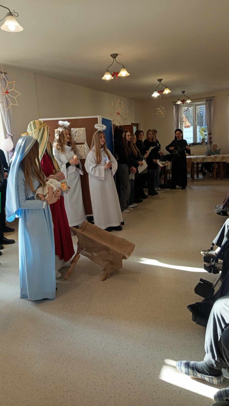 Wizyta licealistów w Domu Opieki dla Seniorów „Leśniówka” w Turzy