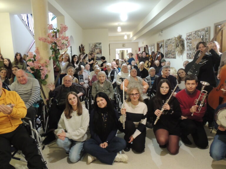 Wizyta uczniów w Domu Opieki „Leśniówka” w Turzy