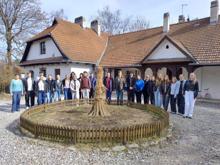 ŚCIEŻKAMI PAMIĘCI I KULTURY – WYCIECZKA DO OŚWIĘCIMIA I KRAKOWA